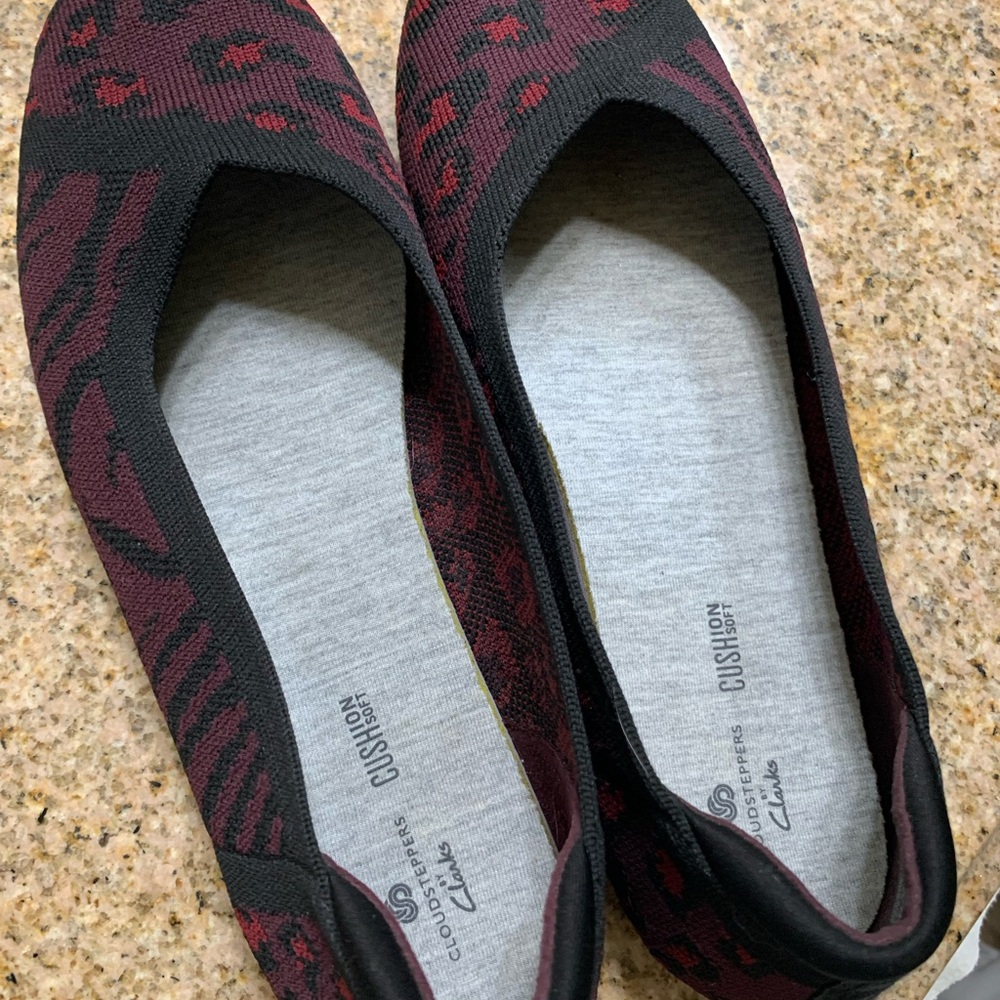 Cloudsteppers by Clarks Women's Black and Burgundy Flats